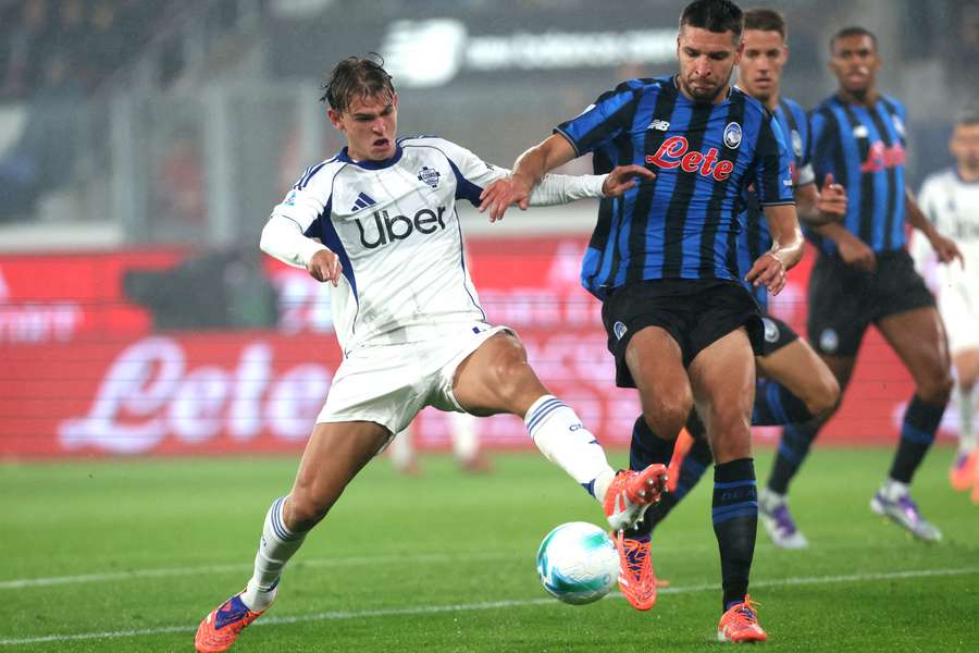Berat Djmsiti of Atalanta competes for the ball with Nico Paz of Como