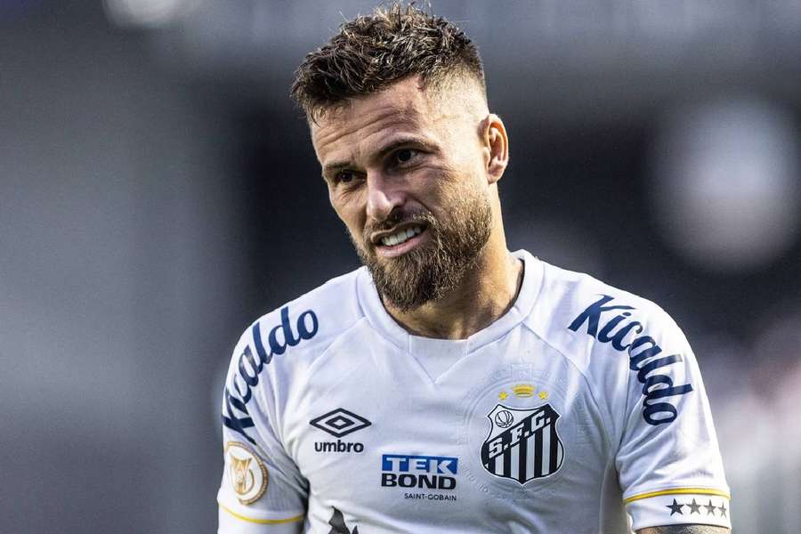 Lucas Lima usou suas redes sociais para mostrar desaprovação com decisão do árbitro