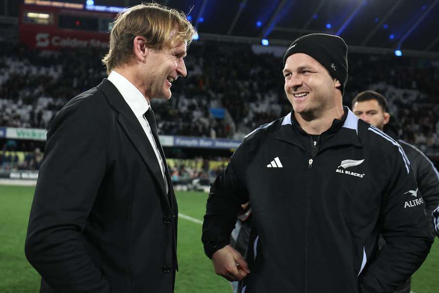 Sam Cane com o técnico Scott Robertson em 6 de julho