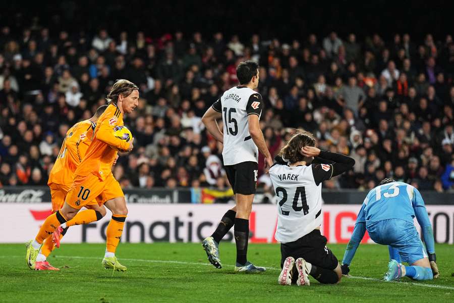 Luka Modric festeggia dopo aver segnato il gol del pareggio