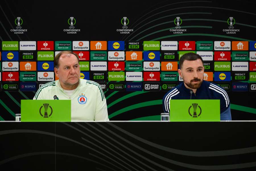 Weiss a Kašia na tlačovej konferencii.