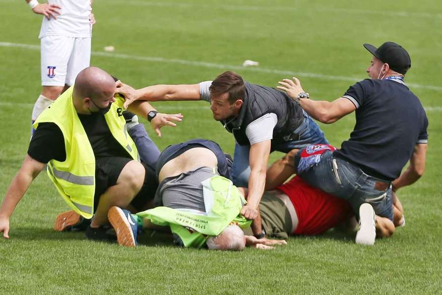 Zápasy bývají předčasně ukončeny kvůli fanouškům, v Praze za to mohl vedoucí mužstva. Zápasy bývají předčasně ukončeny kvůli fanouškům, v Praze za to mohl vedoucí mužstva.