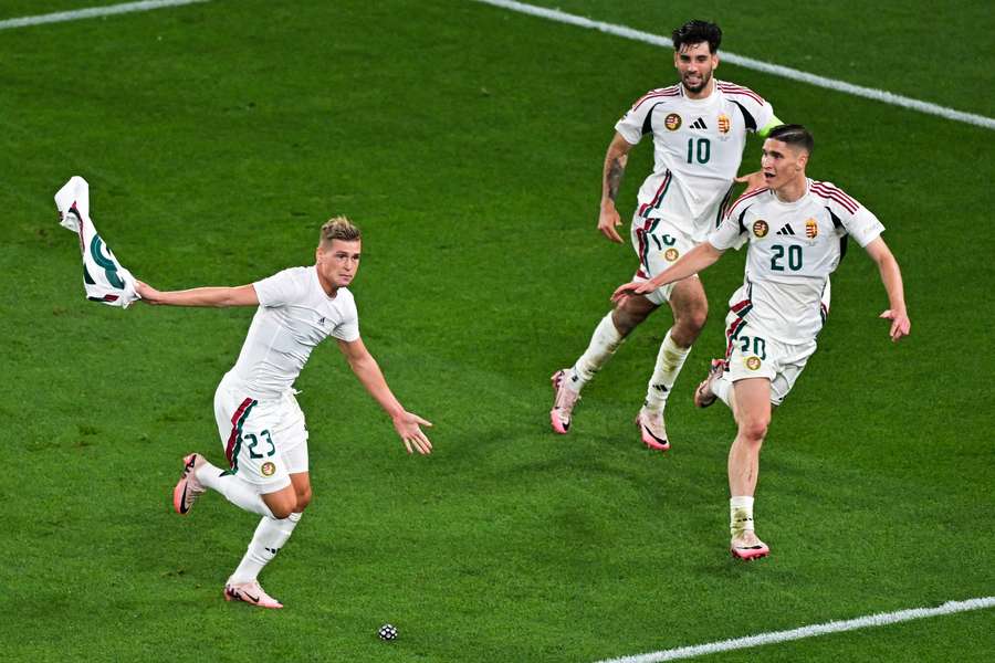 Jogadores da Hungria comemoram gol nos acréscimos do segundo tempo