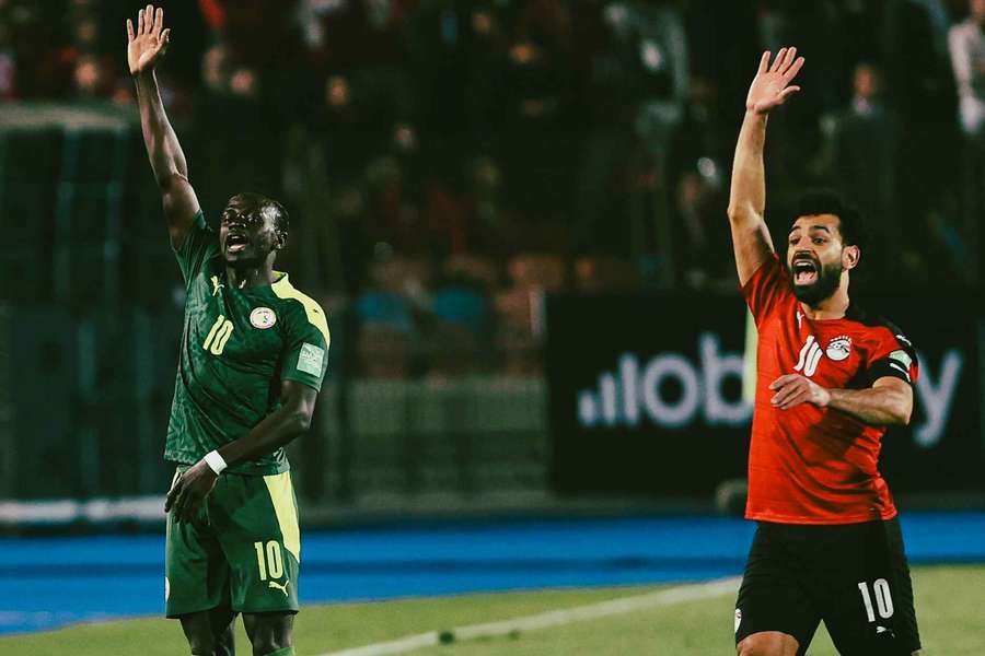 Mané (esq.) e Salah se reencontram na CAN