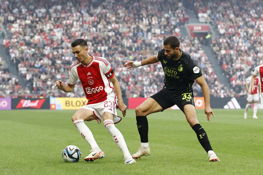 Ajax en Feyenoord gaan woensdag zonder publiek verder