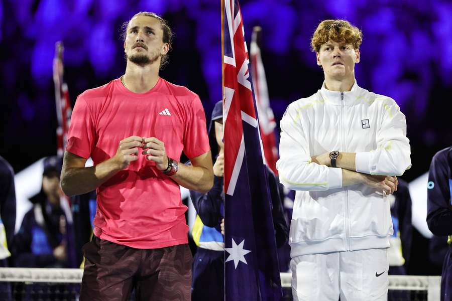 Alexander Zverev (izquierda) y Jannik Sinner (derecha) tras la final del Open de Australia 2025