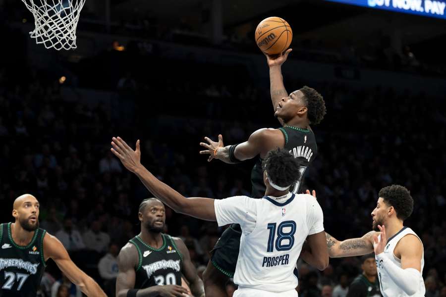 Edwards odehrál skvělý zápas. Edwards odehrál skvělý zápas.