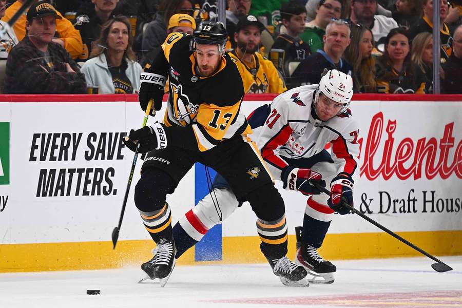 Hayes dal za Pittsburgh v poslední sezoně čtyři góly. Hayes dal za Pittsburgh v poslední sezoně čtyři góly.