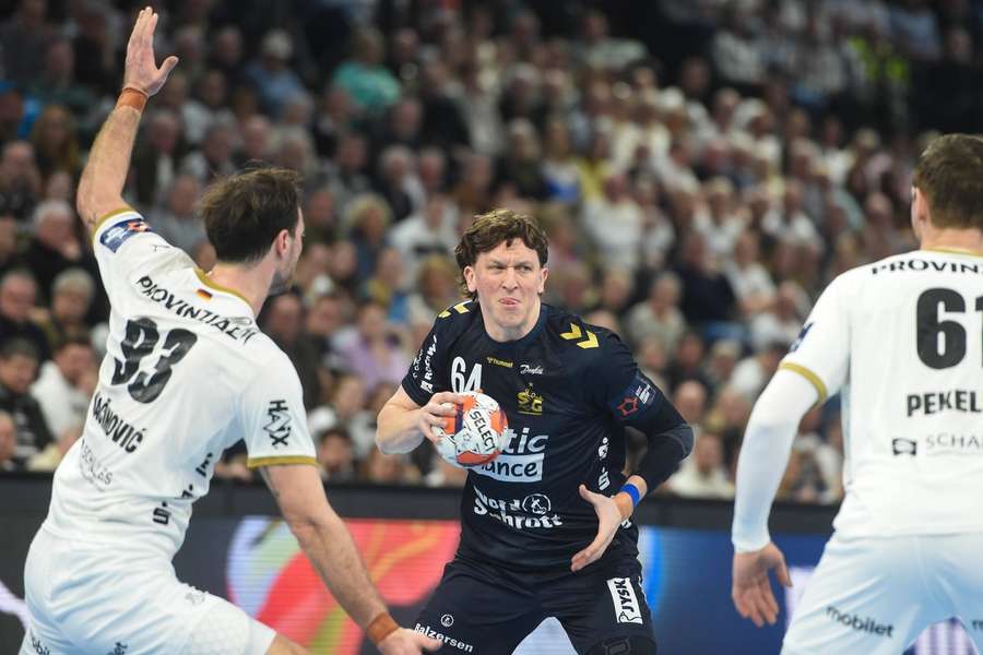 Lasse Moller guarded by Kiel's Veron Nacinovic and Harald Reinkind