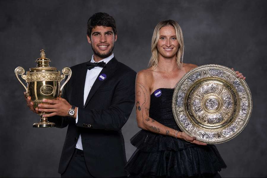 Carlos Alcaraz e Marketa Vondrousova são os atuais campeões de singulares de Wimbledon