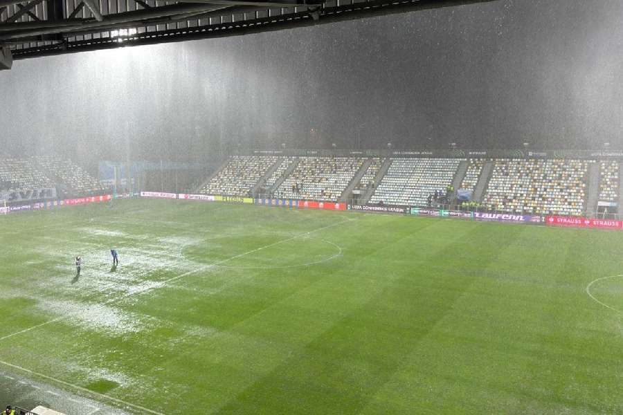 Arena HNK Rijeka, impracticabilă din cauza ploilor torențiale care au lăsat pe suprafața de joc cantități mari de apă