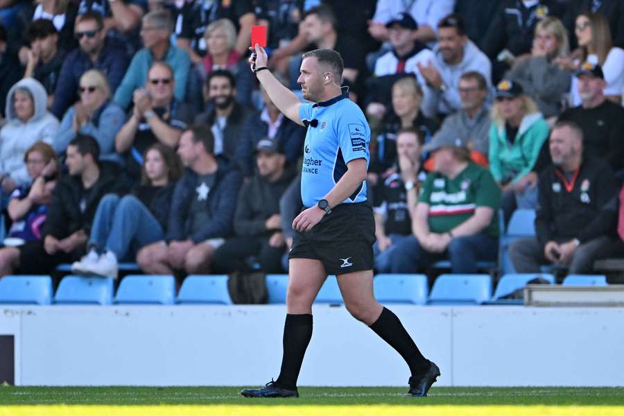 Um cartão vermelho mostrado durante o jogo entre Exeter e Leicester