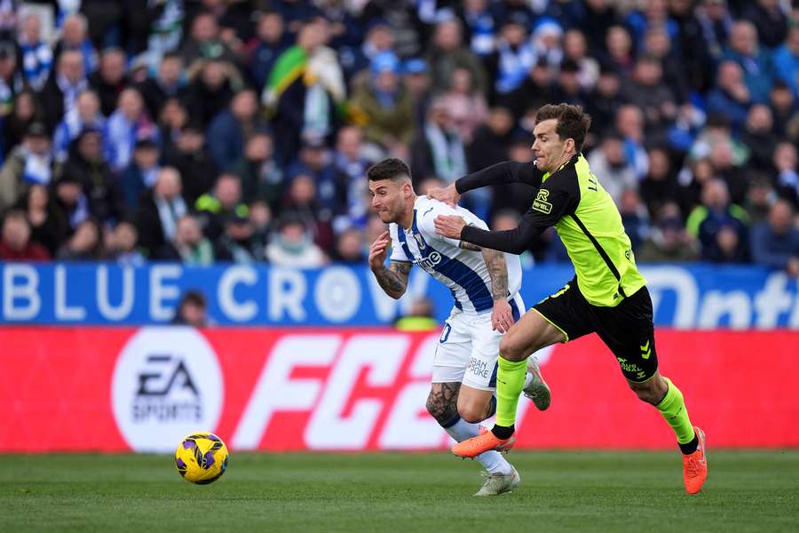 Dani Raba disputa un balón con Diego Llorente. 