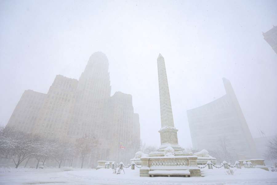 Niagara Square i Buffalo under en snestorm. 