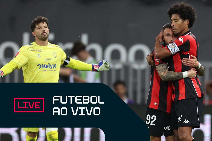 Brasileiro Dante (à direita) comemora permanência do Nice na Ligue 1 Brasileiro Dante (à direita) comemora permanência do Nice na Ligue 1