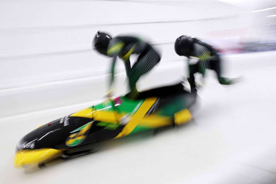 El legendario equipo jamaicano de bobsleigh clasifica tres trineos para los Juegos de Invierno de 2026