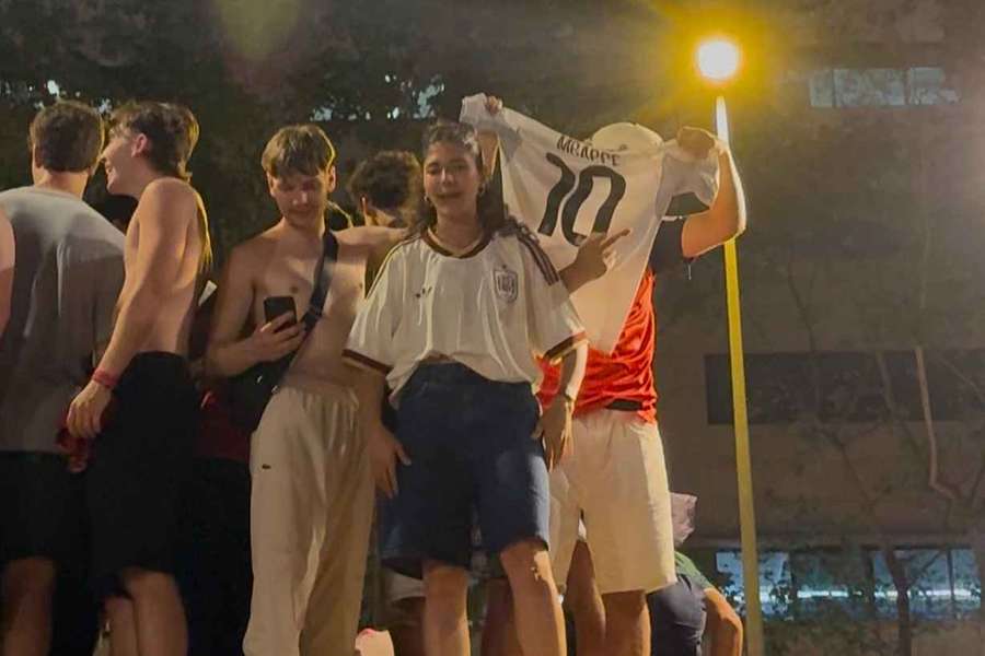 À Barcelone, les touristes français se mêlent à une fête particulière des locaux À Barcelone, les touristes français se mêlent à une fête particulière des locaux