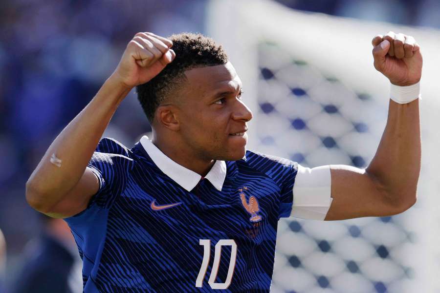 Mbappé superou a forte defesa senegalesa e deu show na estreia Mbappé superou a forte defesa senegalesa e deu show na estreia