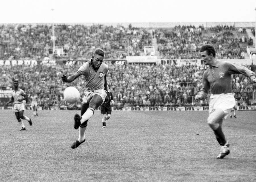 Pelé em ação na semifinal contra a França em 1958