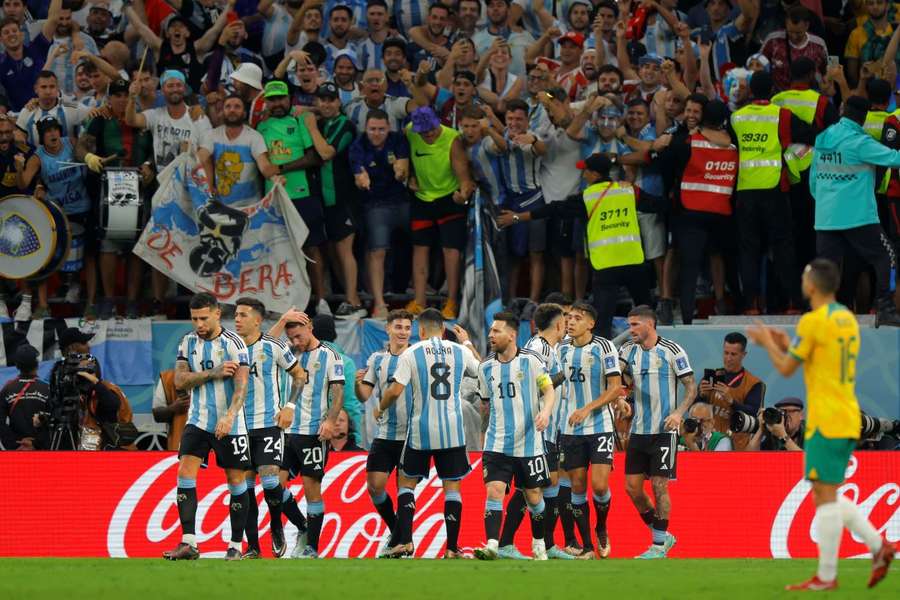 L'Argentina stacca il pass per i quarti: 2-1 all'Australia, decisivi Messi e Alvarez