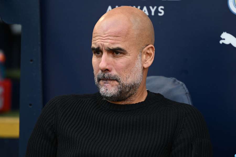 Pep Guardiola kigger på under Man Citys kamp mod Fulham tidligere på måneden.