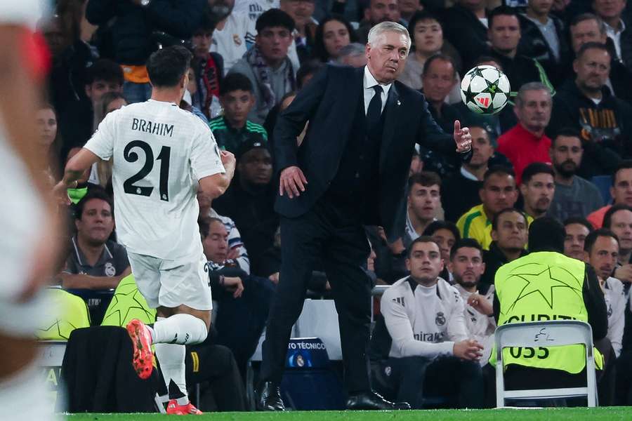 Ancelotti, en el marco de las críticas, atrapa un balón ante la mirada de Brahim