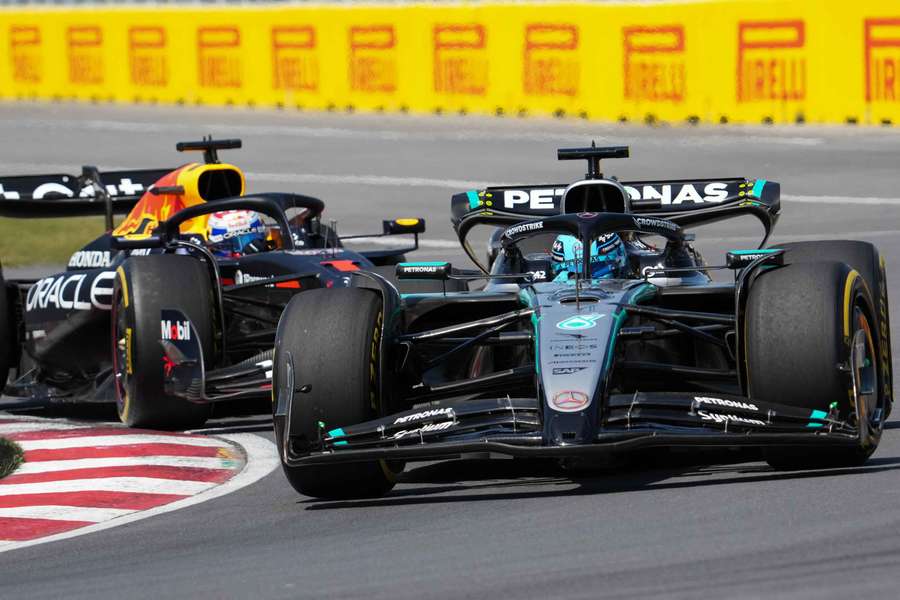 Russell în fața lui Verstappen duminică.