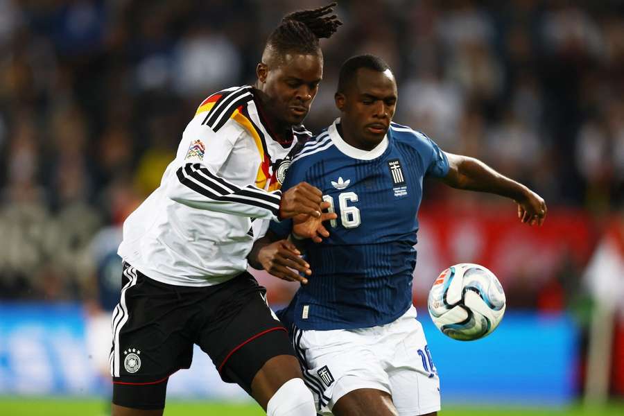 Yann Bisseck (l.) im Duell mit Griechenlands Andrews Tetteh