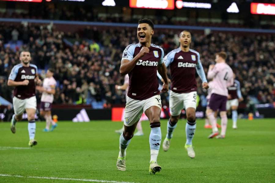 Ollie Watkins celebrando su gol ante su exequipo, el Brentford