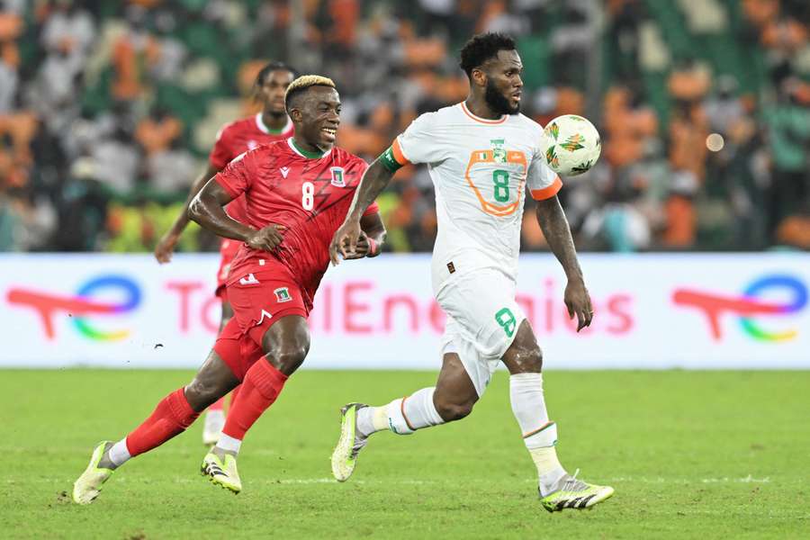 Ivory Coast midfielder Frank Kessie (R)