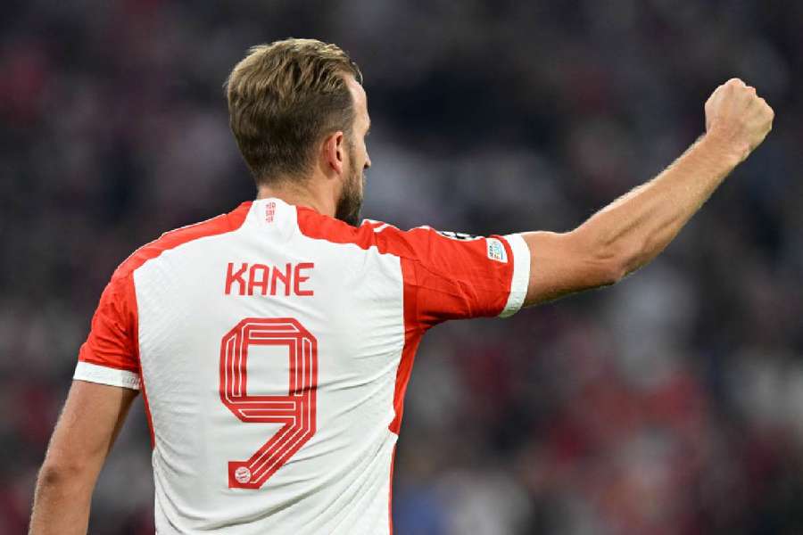 Kane comemora um dos seus golos contra o Bochum.