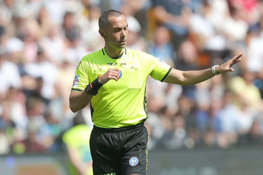 É a terceira vez que arbitra um jogo de Portugal