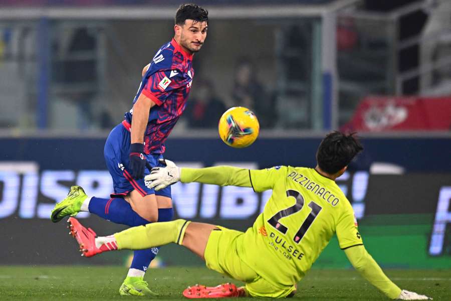 Orsolini marcando el segundo del partido