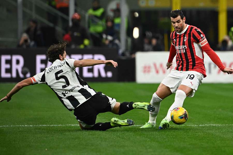 Theo Hernandez i Manuel Locatelli walczący o piłkę