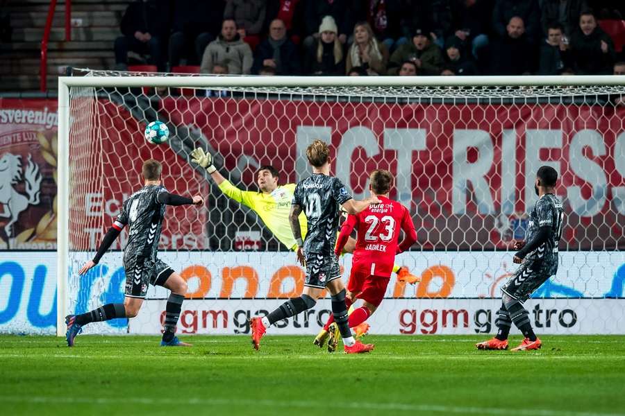 Michal Sadílek se parádní střelou do šibenice postaral o druhý gól Twente proti Emmenu.