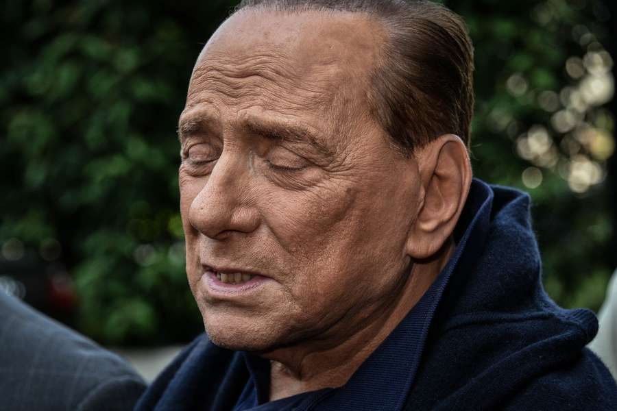 Berlusconi in ospedale: previsto un trattamento specialistico per limitare la leucemia