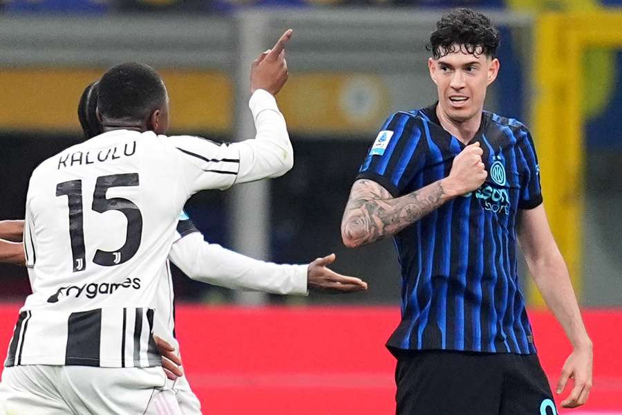 La reazione antisportiva di Bastoni dopo aver provocato il rosso di Kalulu La reazione antisportiva di Bastoni dopo aver provocato il rosso di Kalulu