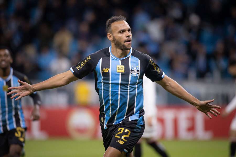 Recuperado de lesão, Braithwaite tem aproveitado as oportunidades quando substitui Carlos Vinícius Recuperado de lesão, Braithwaite tem aproveitado as oportunidades quando substitui Carlos Vinícius