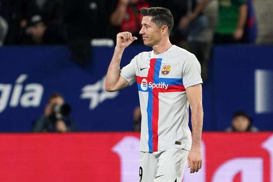 Robert Lewandowski wijst naar de scheidsrechter