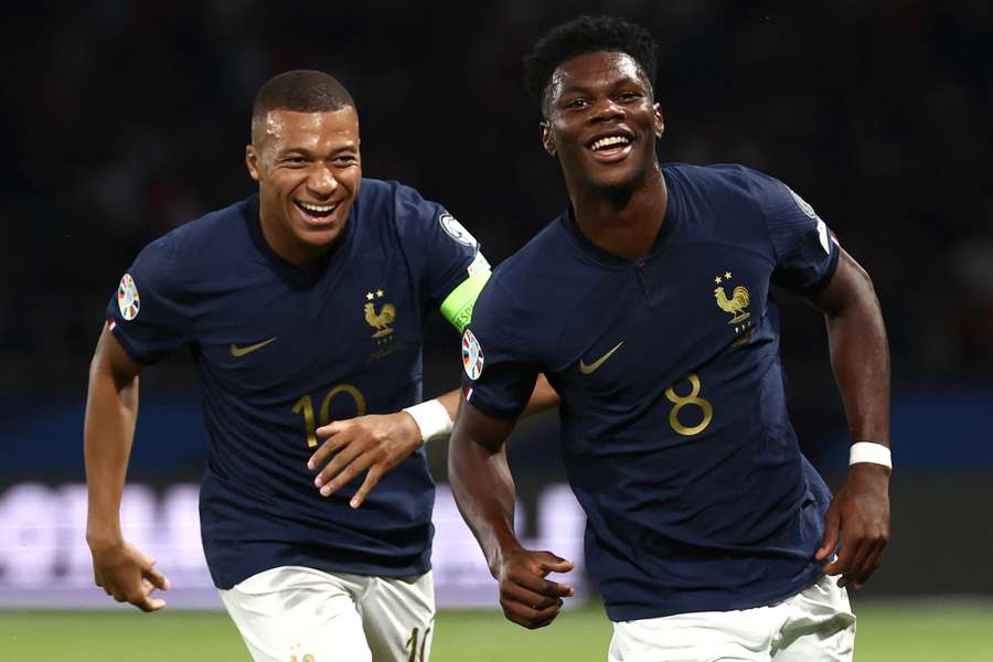 Tchouaméni comemora com Mbappé seu gol na vitória francesa