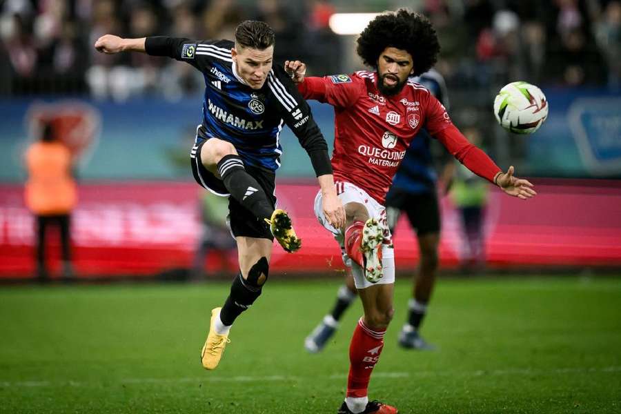 Kevin Gameiro (Strasbourg) et Mahdi Camara (Brest)