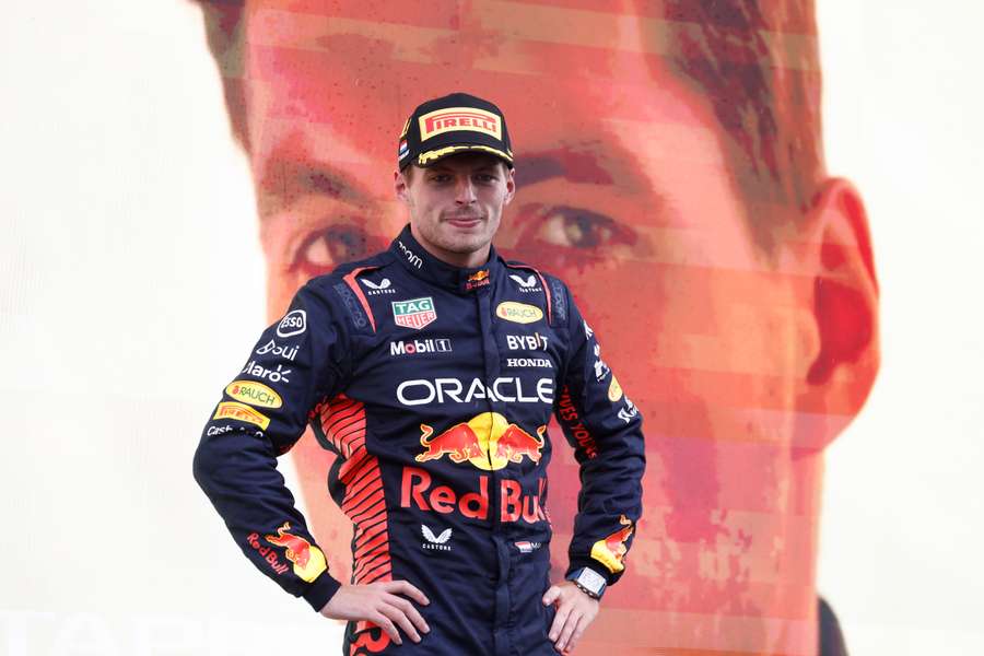 Max Verstappen (C) se află în pragul celei de-a 10-a victorii consecutive în Marele Premiu, un record de succese