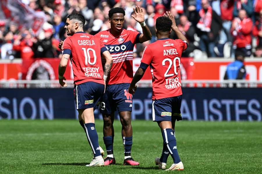 Jonathan David wordt gefeliciteerd door zijn teamgenoten na zijn 20e doelpunt