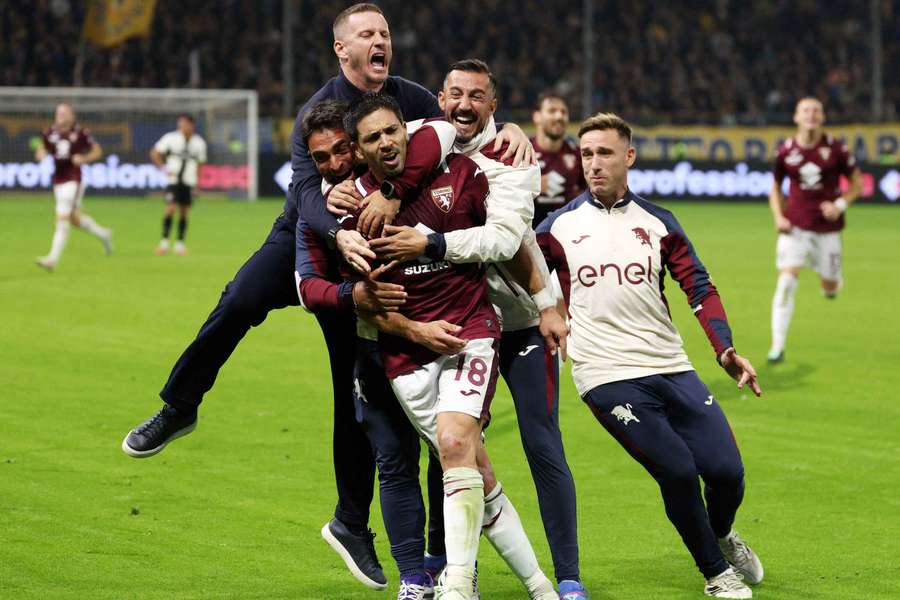 A festa dos jogadores do Torino com Giovanni Simeone