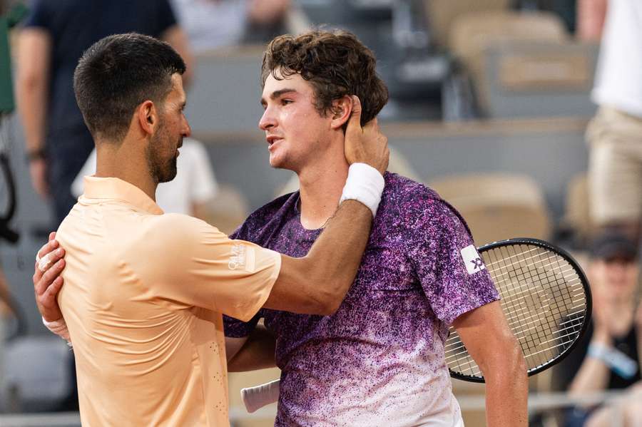 Novak Djokovic și Joao Fonseca Novak Djokovic și Joao Fonseca