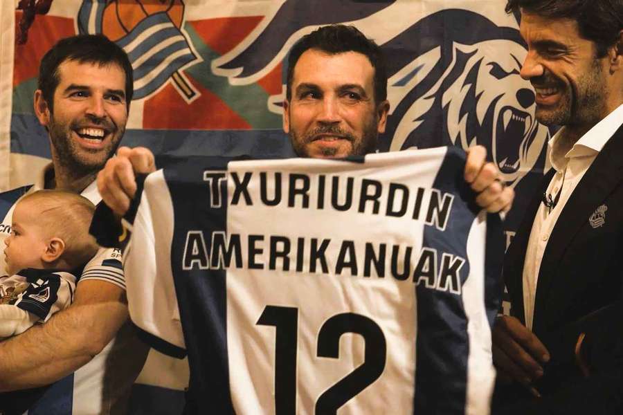 Xabi Prieto, con uno de los miembros fundadores de la primera peña de la Real en Estados Unidos Xabi Prieto, con uno de los miembros fundadores de la primera peña de la Real en Estados Unidos