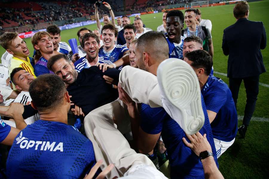 Il Como festeggia la qualificazione in Champions League Il Como festeggia la qualificazione in Champions League