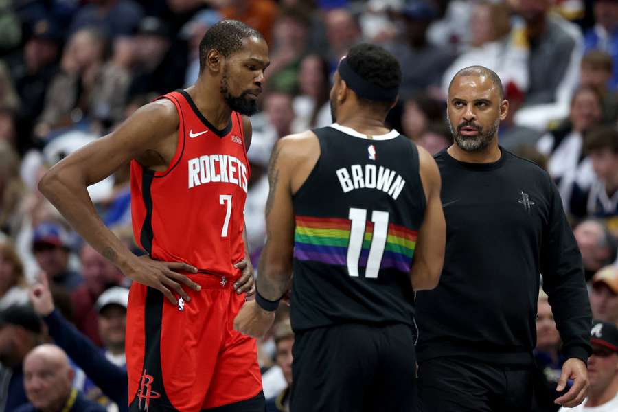 Kevin Durant et Bruce Brown lors de leur dispute ce samedi.