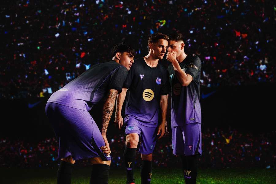 La segunda equipación del Barça, con Marc Bernal, Gavi y Pedri, de izquierda a derecha