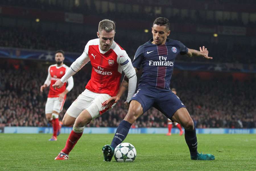 Le Gallois Aaron Ramsey à la lutte avec le défenseur parisien Marquinhos lors du match de Ligue des champions entre Arsenal et le PSG à l’Emirates Stadium de Londres, le 23 novembre 2016.